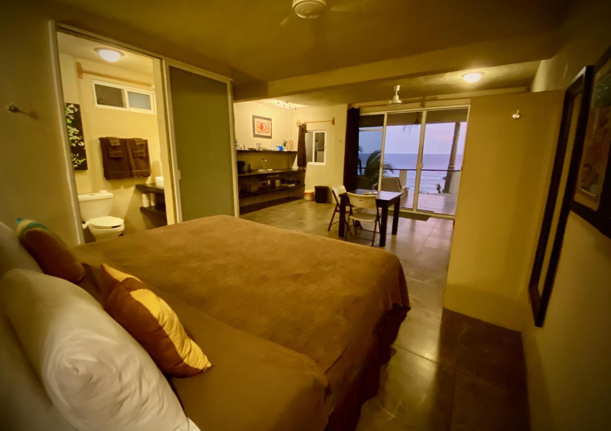 Casablanca Guest House - Adults Only - Starlink Internet! 지폴리테 외부 사진